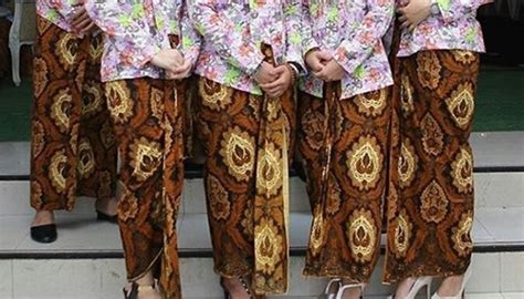 Apa pigunane nganggo busana adat jawa  Di kedua bahu, pengantin Jawa akan memakai kelat bahu yang bentuknya seperti naga
